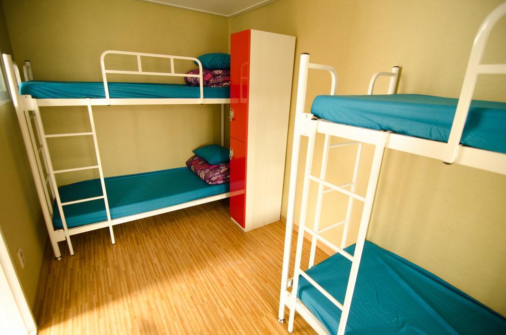 Kimchee Sinchon Guesthouse Сеул Номер фото