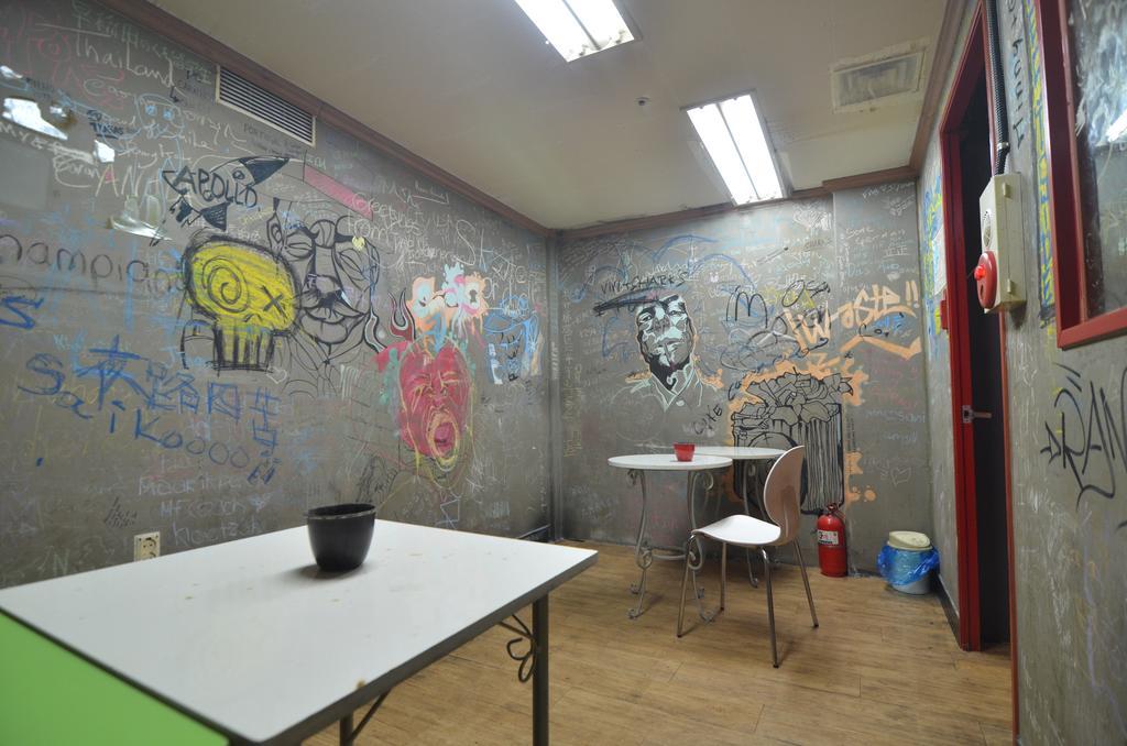 Kimchee Sinchon Guesthouse Сеул Экстерьер фото
