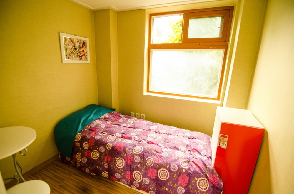 Kimchee Sinchon Guesthouse Сеул Экстерьер фото