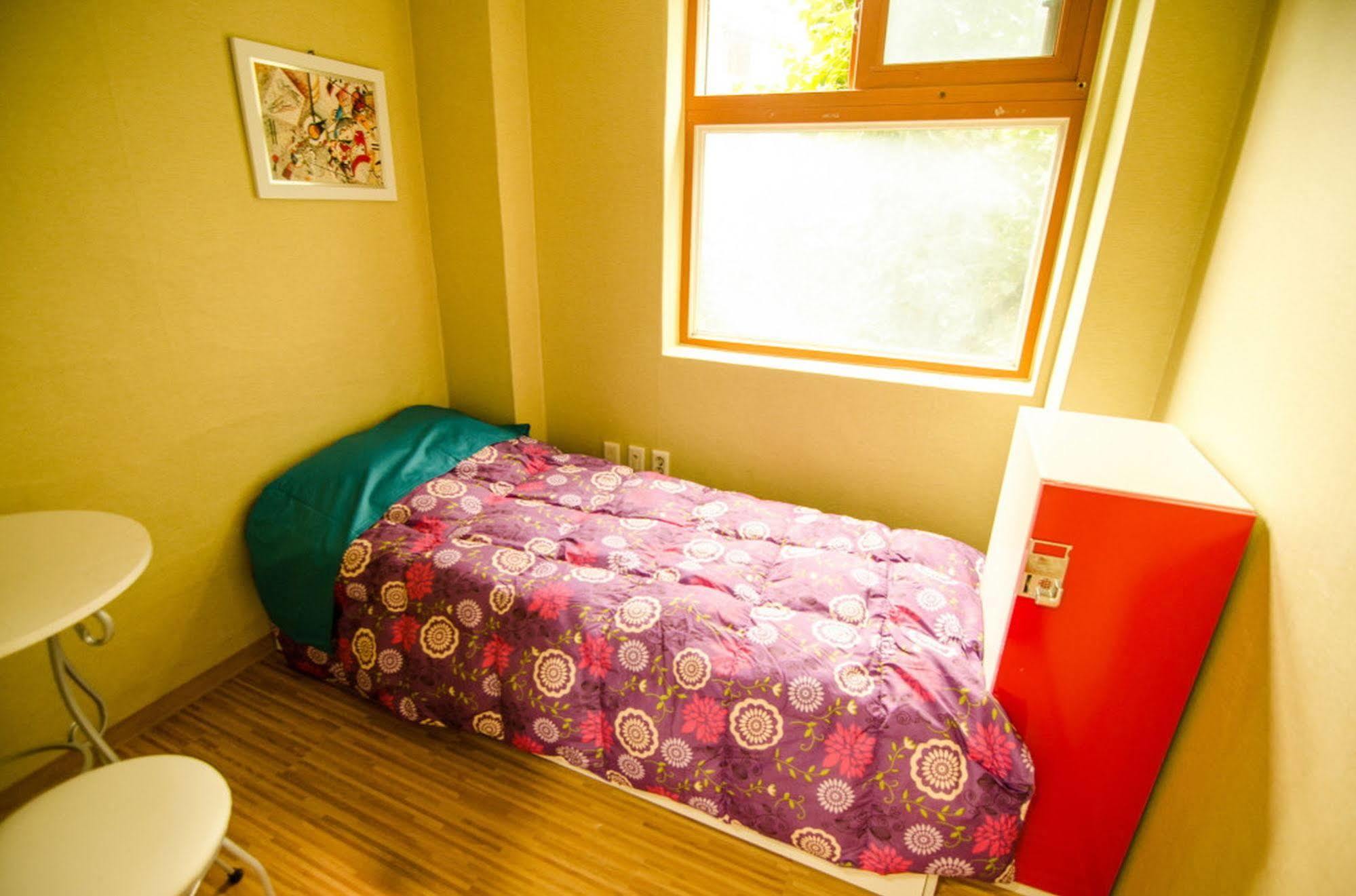 Kimchee Sinchon Guesthouse Сеул Экстерьер фото