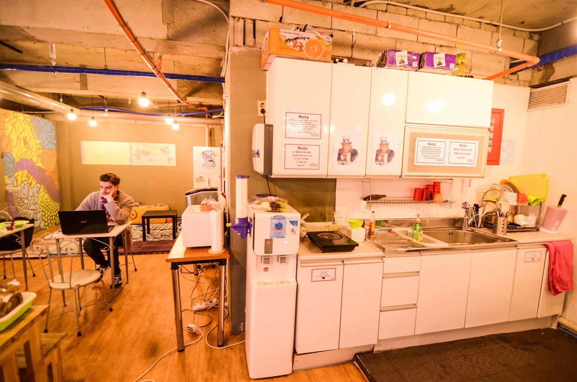 Kimchee Sinchon Guesthouse Сеул Экстерьер фото