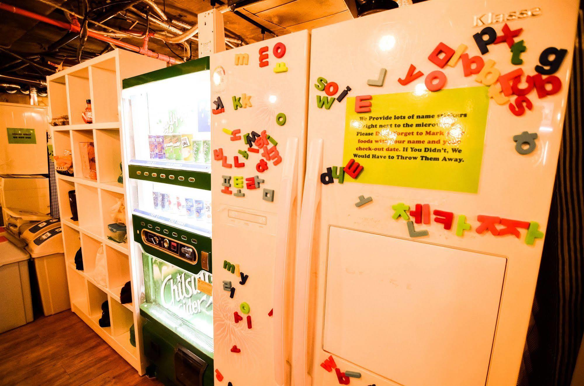 Kimchee Sinchon Guesthouse Сеул Экстерьер фото